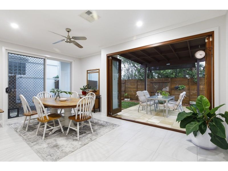 2/2 Lake Weyba Drive, Noosaville QLD 4566