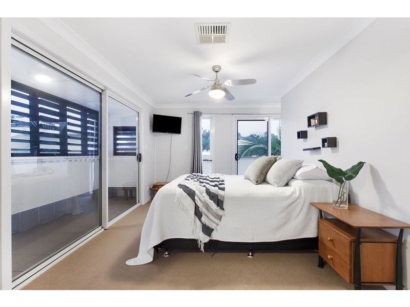 2/2 Lake Weyba Drive, Noosaville QLD 4566