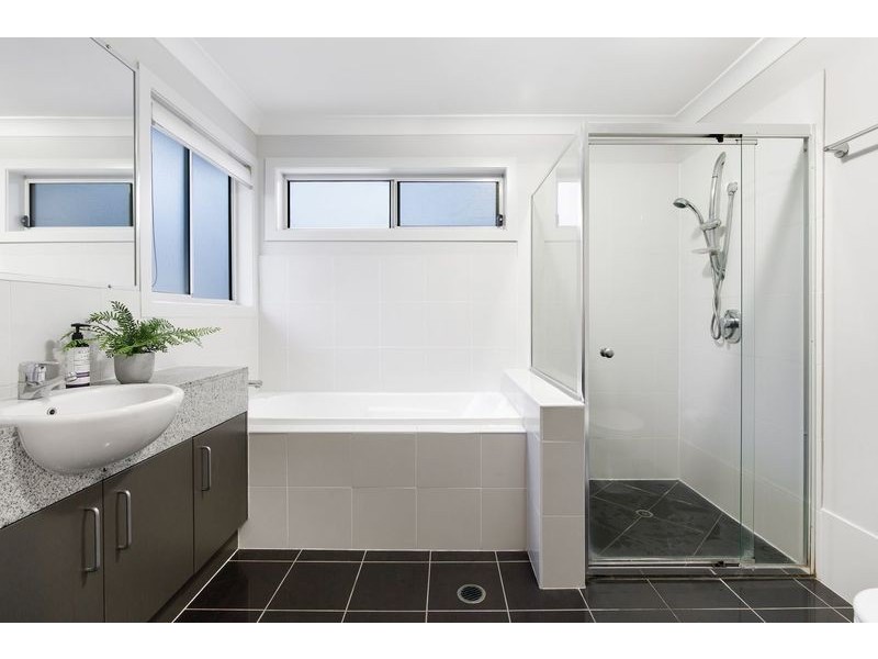 2/2 Lake Weyba Drive, Noosaville QLD 4566