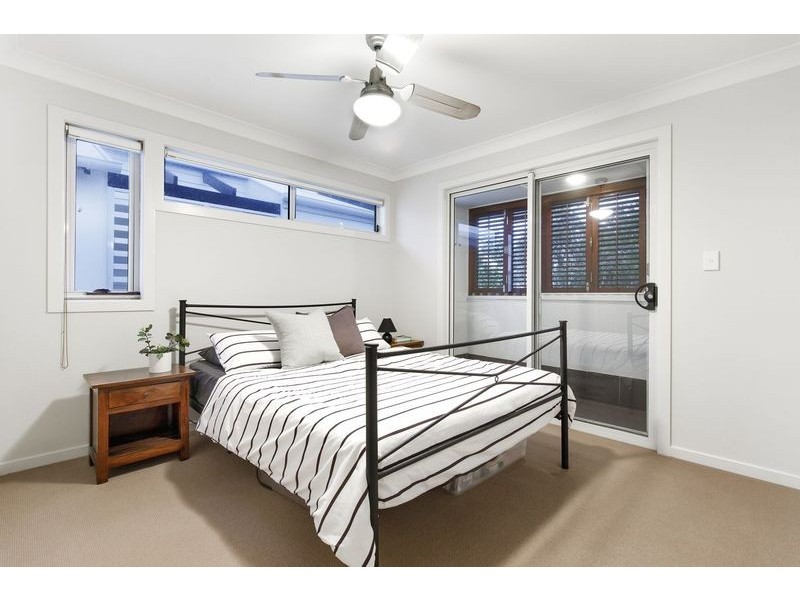 2/2 Lake Weyba Drive, Noosaville QLD 4566