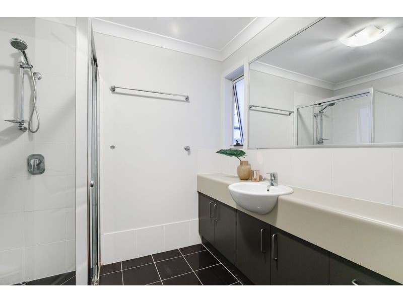 2/2 Lake Weyba Drive, Noosaville QLD 4566