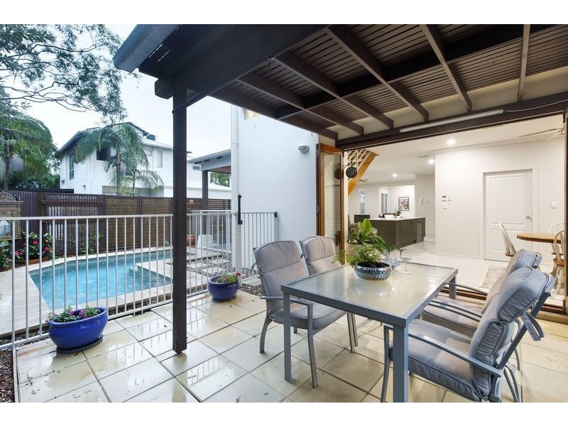 2/2 Lake Weyba Drive, Noosaville QLD 4566