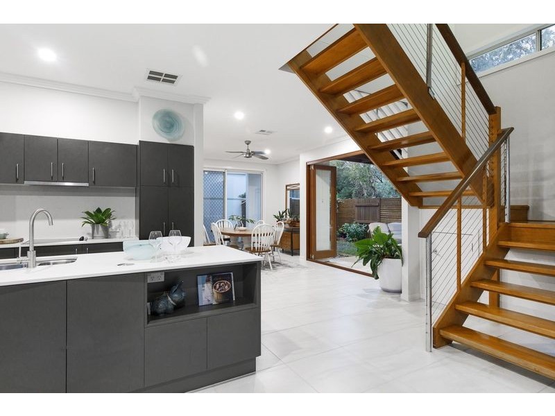 2/2 Lake Weyba Drive, Noosaville QLD 4566