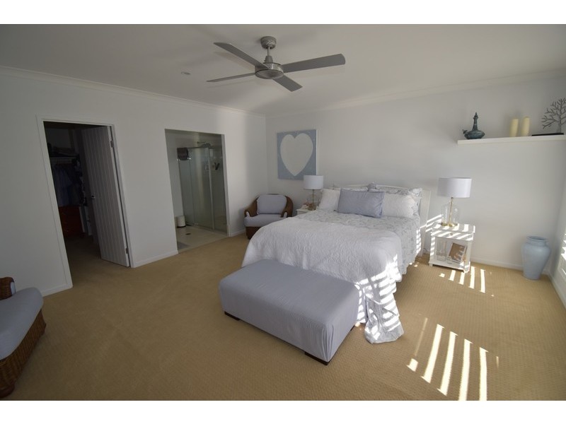 10 Waterside Crt, Noosa Waters QLD 4566