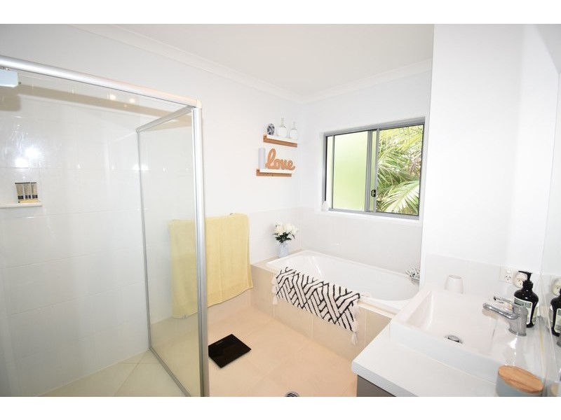 10 Waterside Crt, Noosa Waters QLD 4566