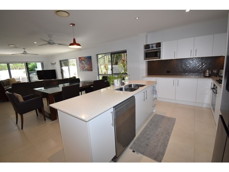 10 Waterside Crt, Noosa Waters QLD 4566