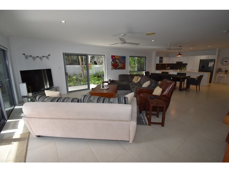 10 Waterside Crt, Noosa Waters QLD 4566