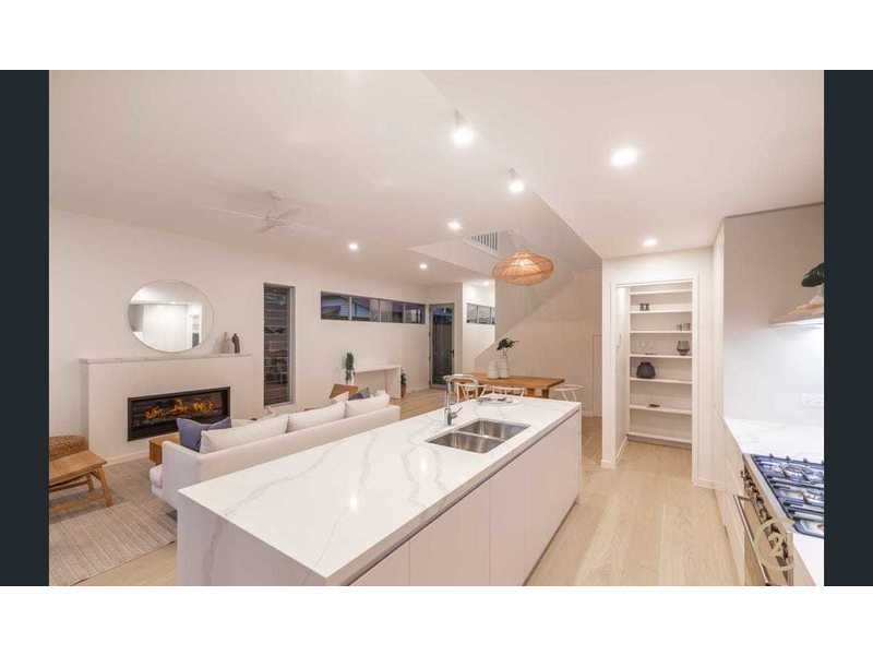 2/239 Weyba Rd, Noosaville QLD 4566