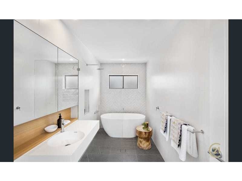 2/239 Weyba Rd, Noosaville QLD 4566