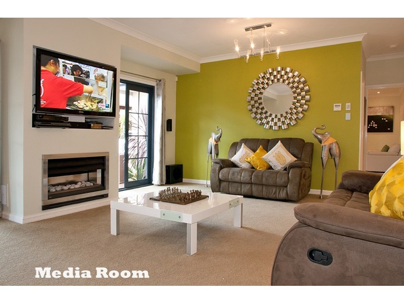 63 Bonogin Rd, Mudgeeraba QLD 4213