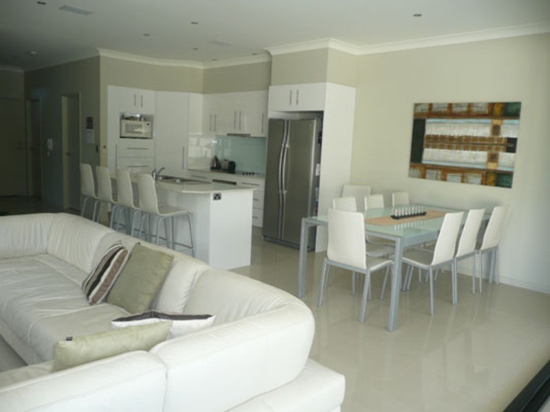 2/15 Jennifer Ave, Runaway Bay QLD 4216