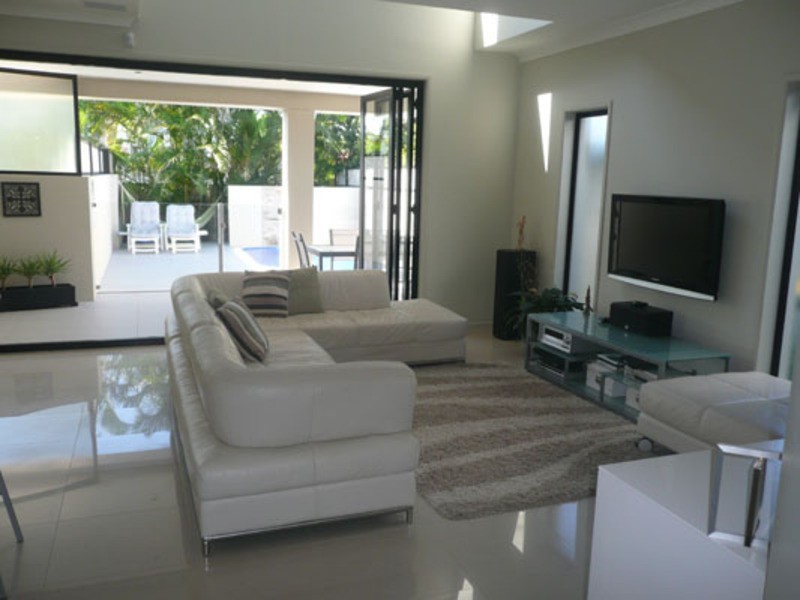 2/15 Jennifer Ave, Runaway Bay QLD 4216