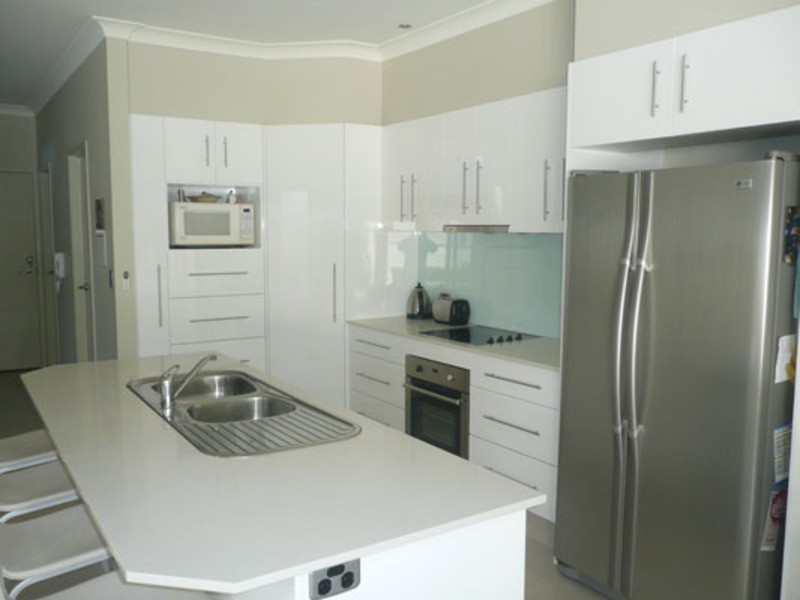 2/15 Jennifer Ave, Runaway Bay QLD 4216