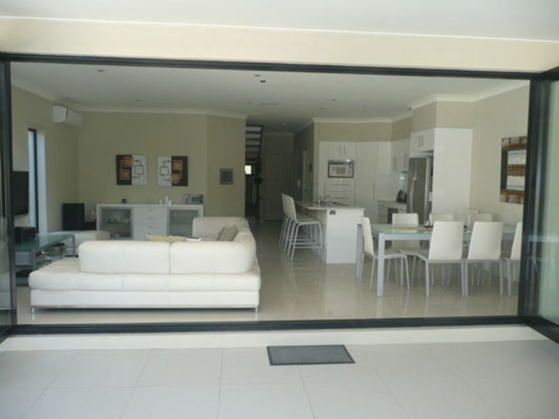 2/15 Jennifer Ave, Runaway Bay QLD 4216