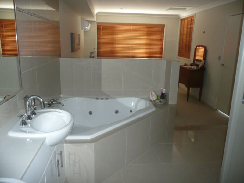 2/15 Jennifer Ave, Runaway Bay QLD 4216