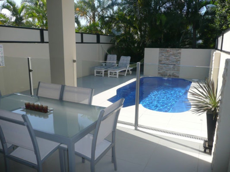 2/15 Jennifer Ave, Runaway Bay QLD 4216