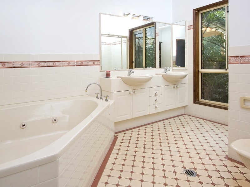 8 Davison Rd, Samford QLD 4520