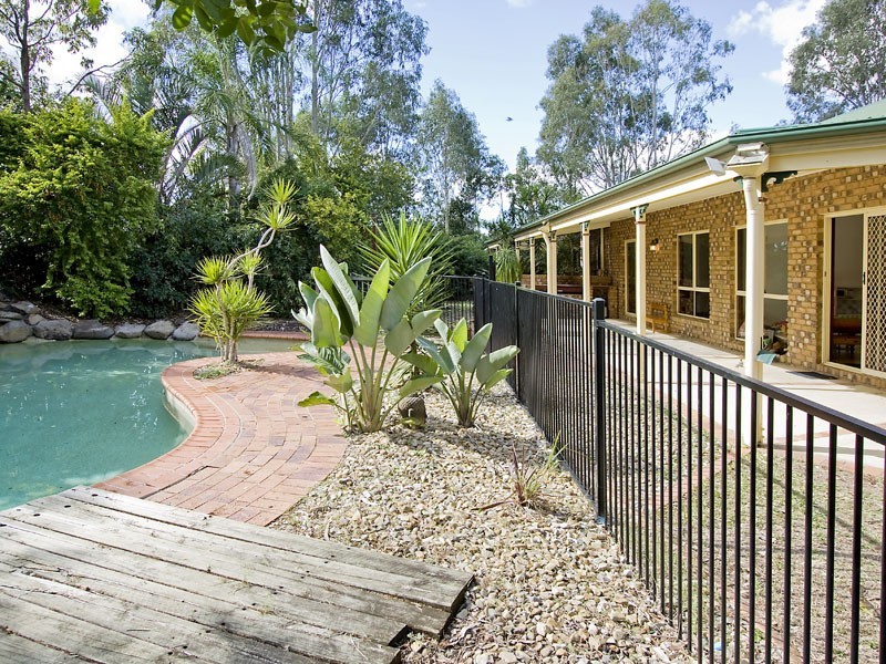 8 Davison Rd, Samford QLD 4520