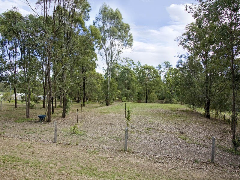 8 Davison Rd, Samford QLD 4520