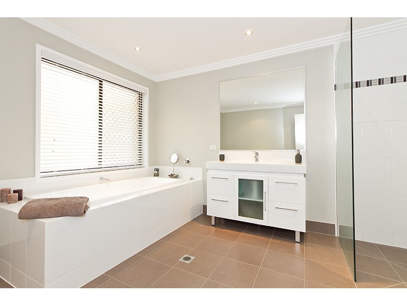 57 California Dr, Oxenford QLD 4210