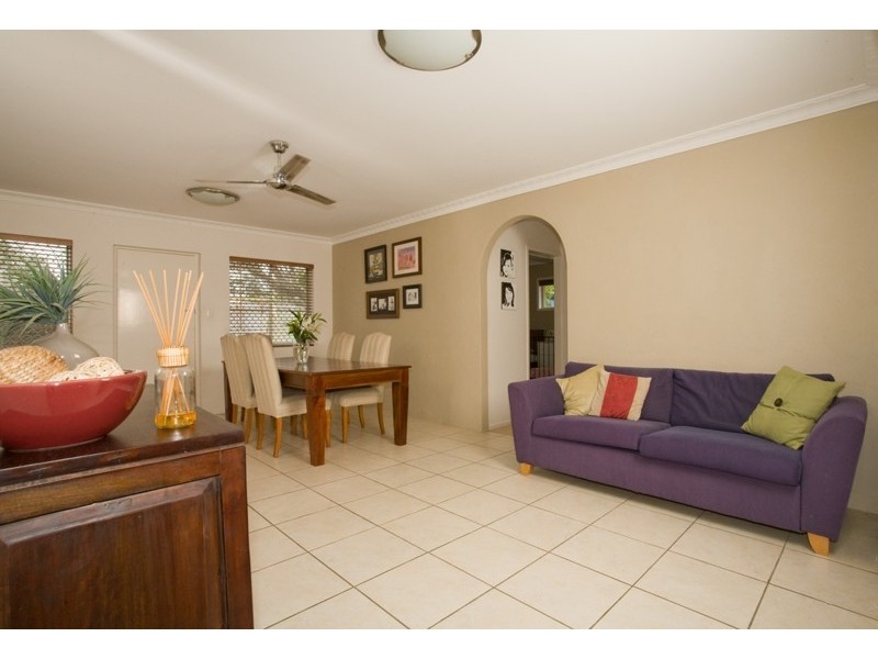 8 Parnoolar Cres, Ferny Hills QLD 4055