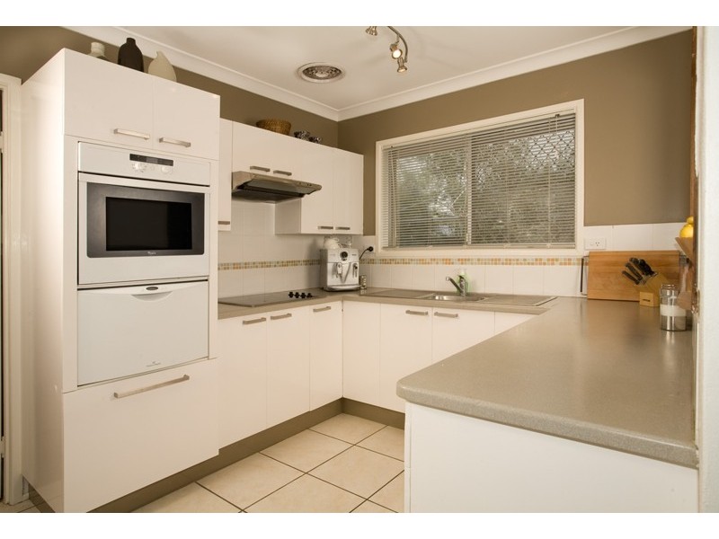 8 Parnoolar Cres, Ferny Hills QLD 4055