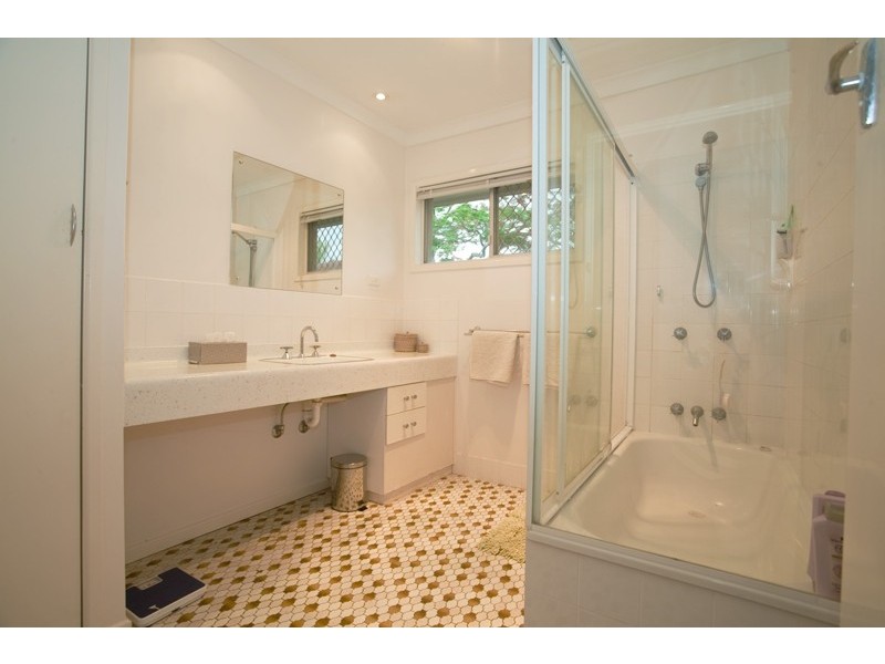 8 Parnoolar Cres, Ferny Hills QLD 4055