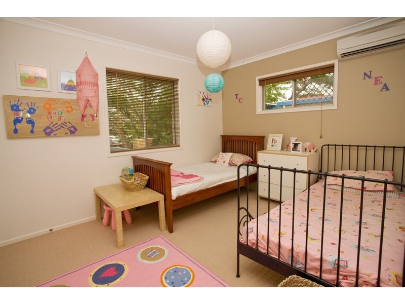 8 Parnoolar Cres, Ferny Hills QLD 4055