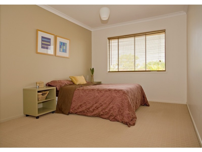 8 Parnoolar Cres, Ferny Hills QLD 4055