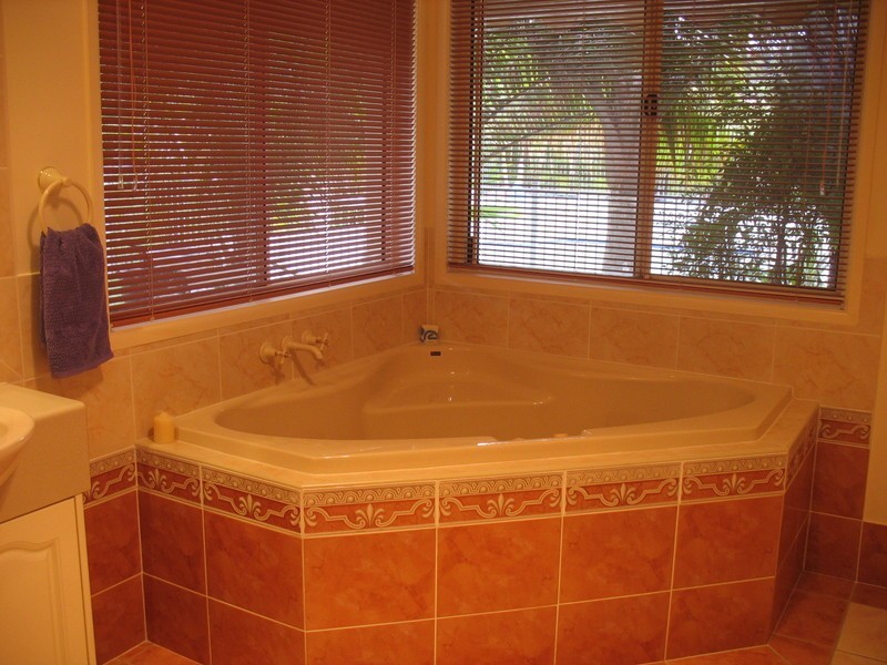 6 Showgrounds Drive, Samford QLD 4520