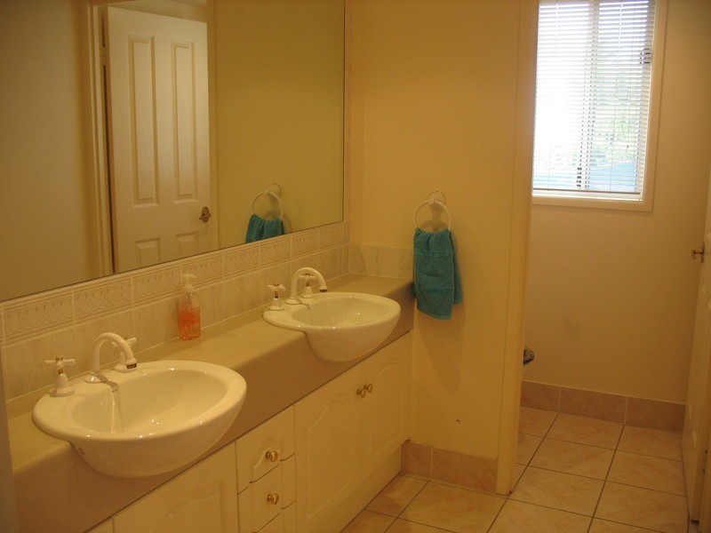 6 Showgrounds Drive, Samford QLD 4520