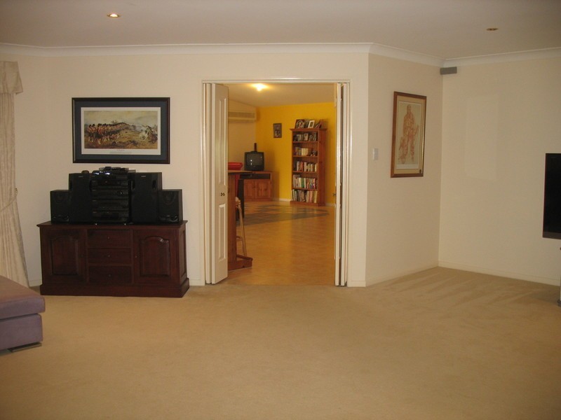 6 Showgrounds Drive, Samford QLD 4520