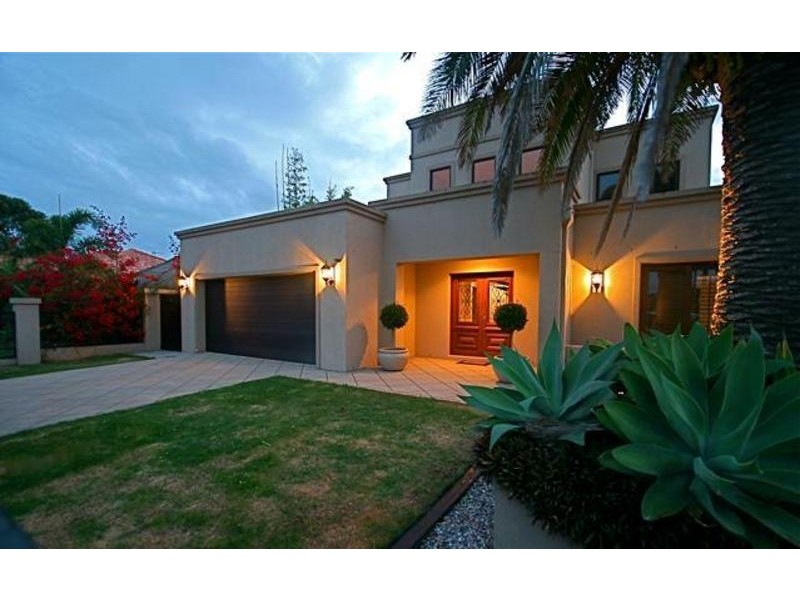 26 Shoalwater Court, Burleigh Waters QLD 4220