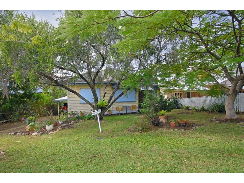 16 Hall Avenue, Norman Park QLD 4170