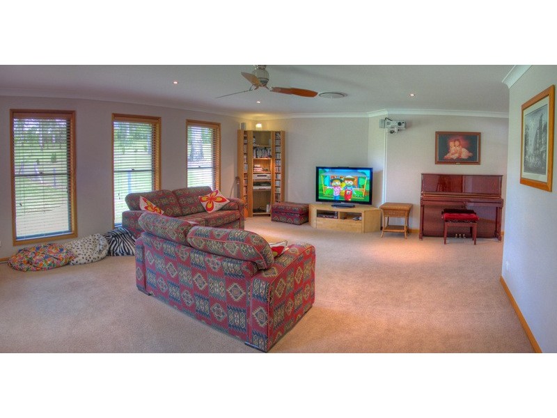 8 Kay Drive, Samford QLD 4520