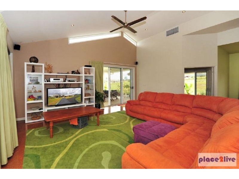 8 Sovereign Way, Samford QLD 4520