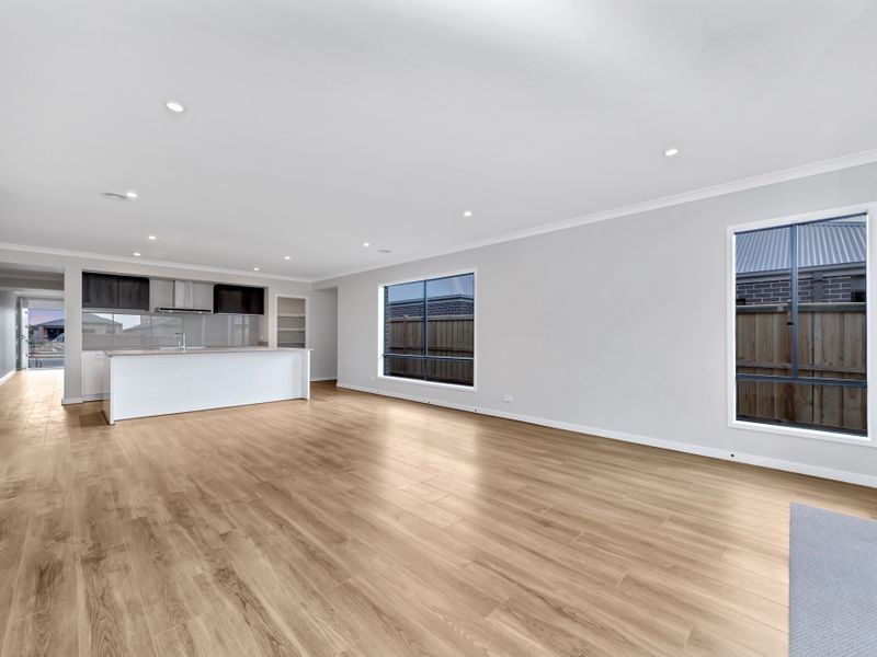 6 Savage Way, Clyde North VIC 3978