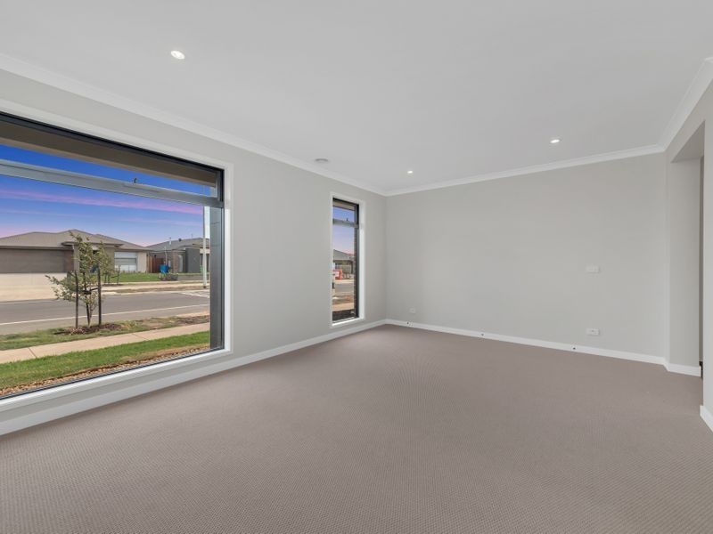 6 Savage Way, Clyde North VIC 3978
