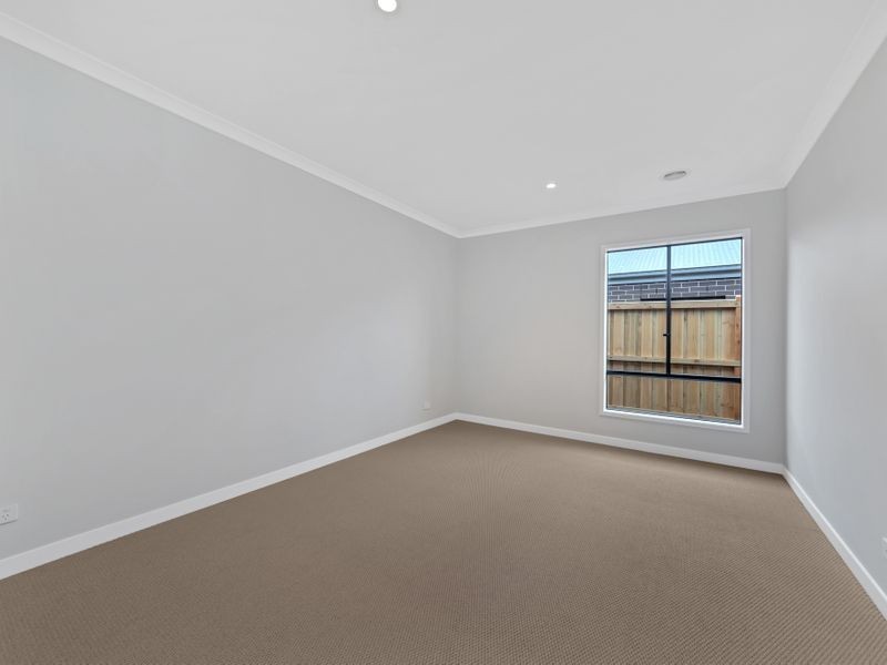 6 Savage Way, Clyde North VIC 3978