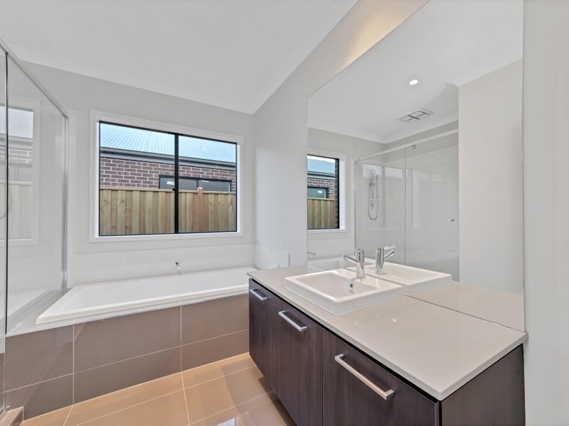 6 Savage Way, Clyde North VIC 3978