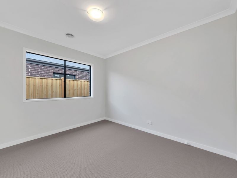 6 Savage Way, Clyde North VIC 3978