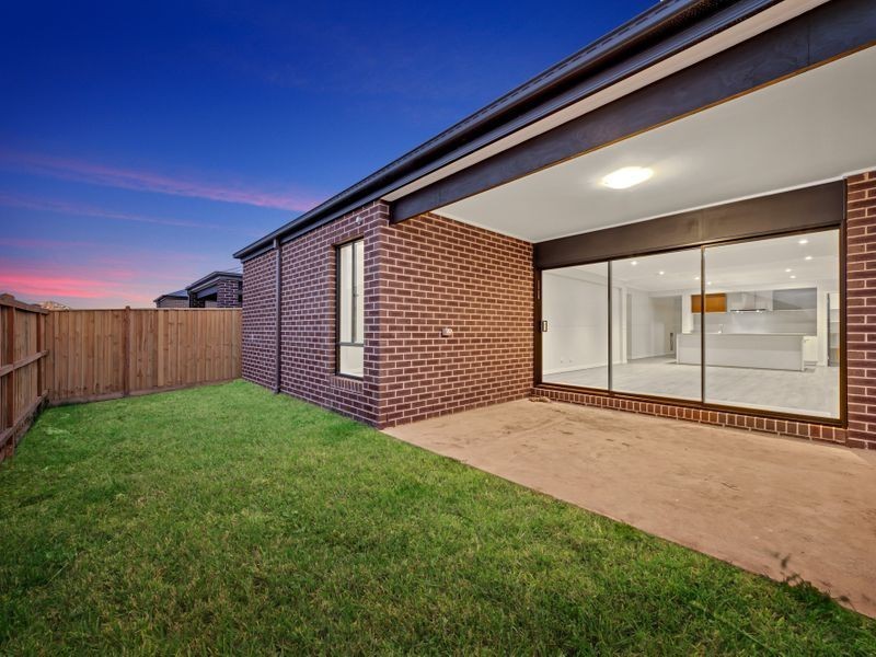 6 Savage Way, Clyde North VIC 3978