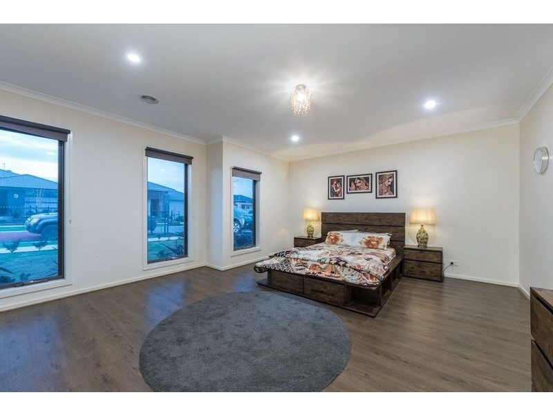 8 BARRIER PARADE, Clyde North VIC 3978