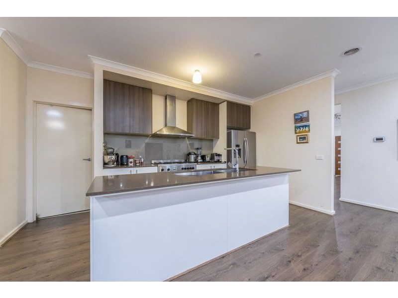 8 BARRIER PARADE, Clyde North VIC 3978