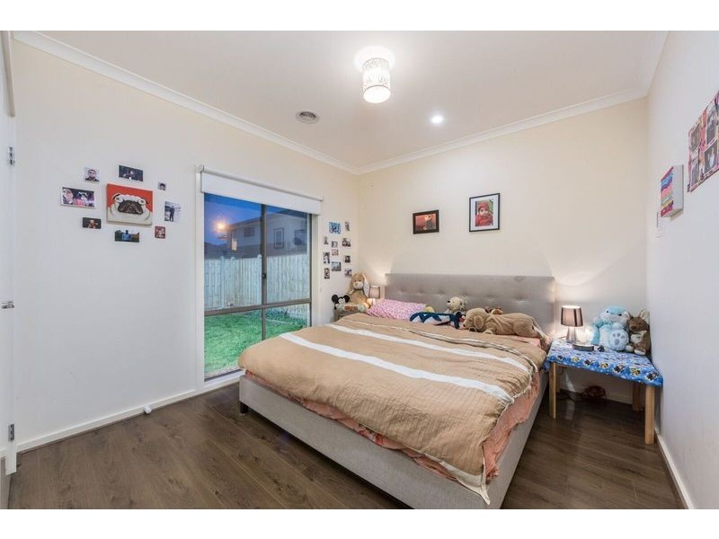 8 BARRIER PARADE, Clyde North VIC 3978