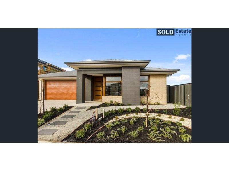 8 EPSOM LANE, Cranbourne North VIC 3977