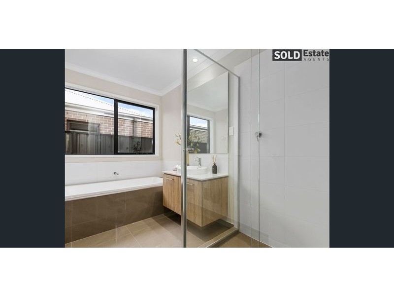 8 EPSOM LANE, Cranbourne North VIC 3977