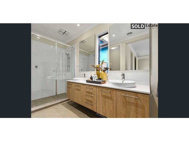 8 EPSOM LANE, Cranbourne North VIC 3977