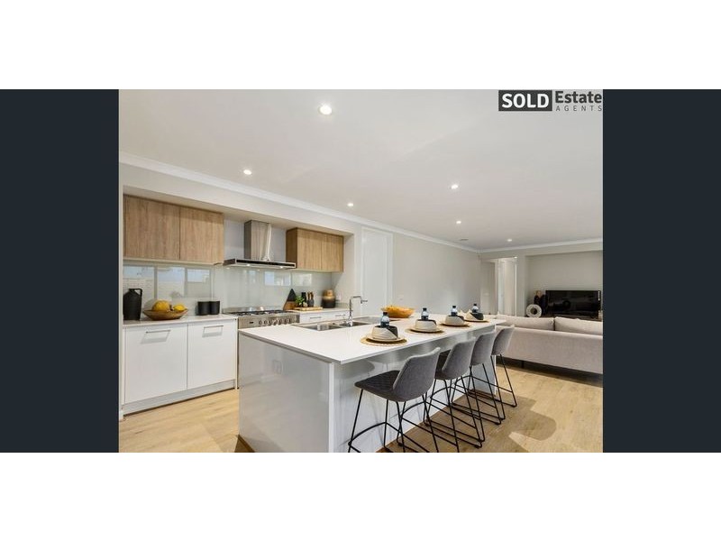 8 EPSOM LANE, Cranbourne North VIC 3977