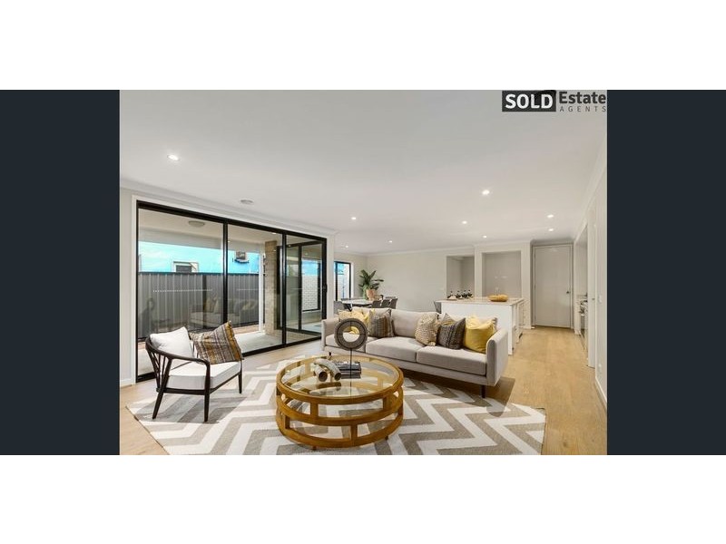 8 EPSOM LANE, Cranbourne North VIC 3977